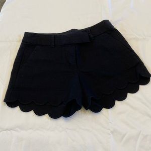 Black scallop short